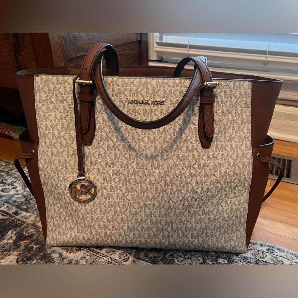 EUC✨Gilly Travel 🧳 Tote 👜 by Michael Kors 👝(4)accessories👝